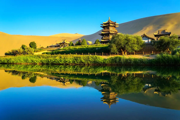 胡杏兒赤腳遊敦煌大曬長腿!與老公手拖手漫步沙漠勁恩愛