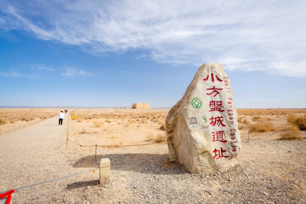 胡杏兒赤腳遊敦煌大曬長腿!與老公手拖手漫步沙漠勁恩愛