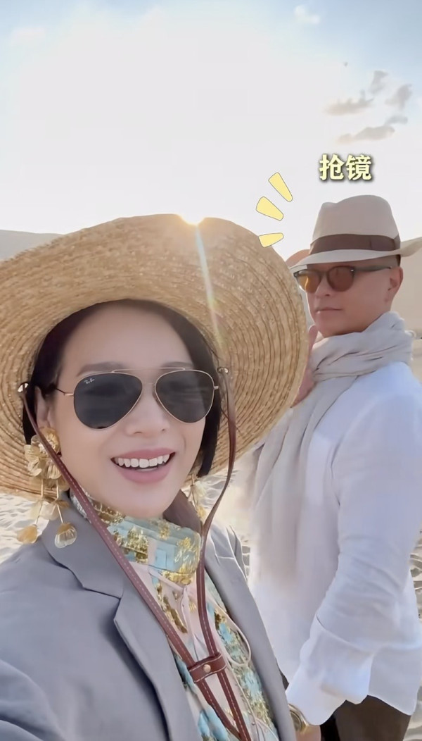 胡杏兒赤腳遊敦煌大曬長腿!與老公手拖手漫步沙漠勁恩愛