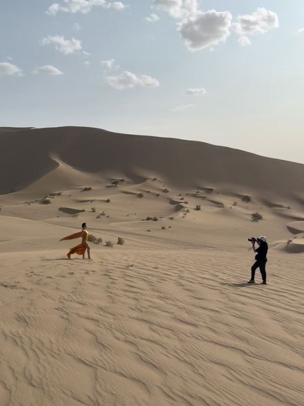 胡杏兒赤腳遊敦煌大曬長腿!與老公手拖手漫步沙漠勁恩愛