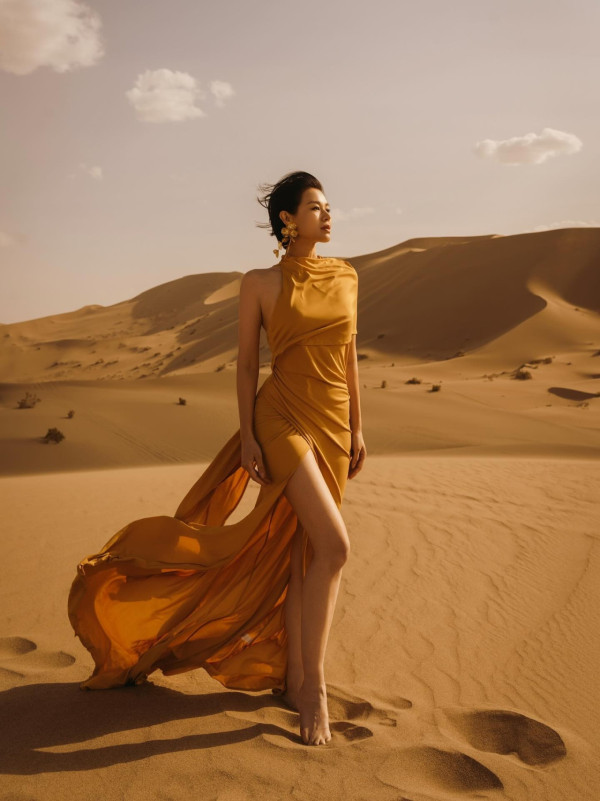 胡杏兒赤腳遊敦煌大曬長腿!與老公手拖手漫步沙漠勁恩愛