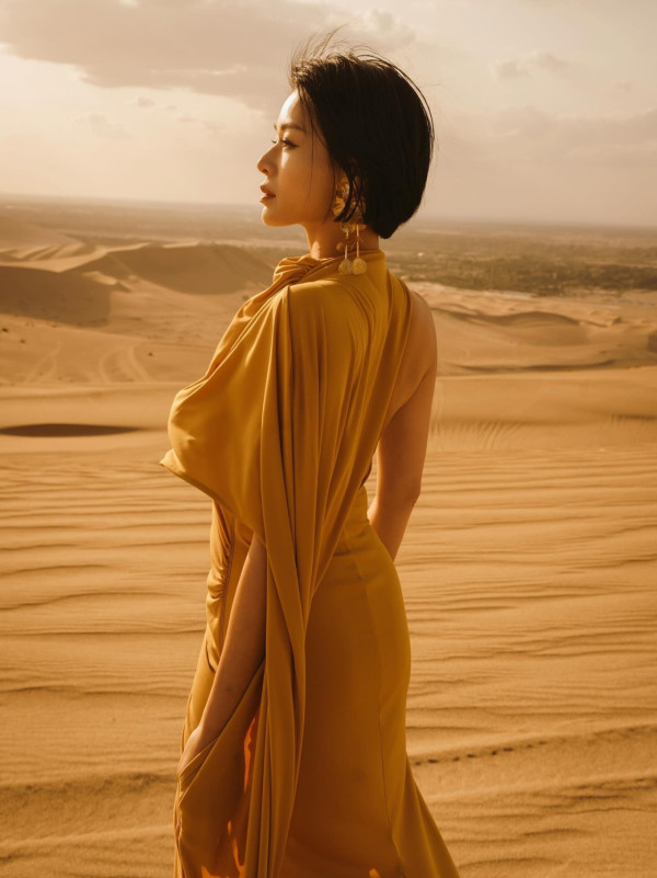 胡杏兒赤腳遊敦煌大曬長腿!與老公手拖手漫步沙漠勁恩愛