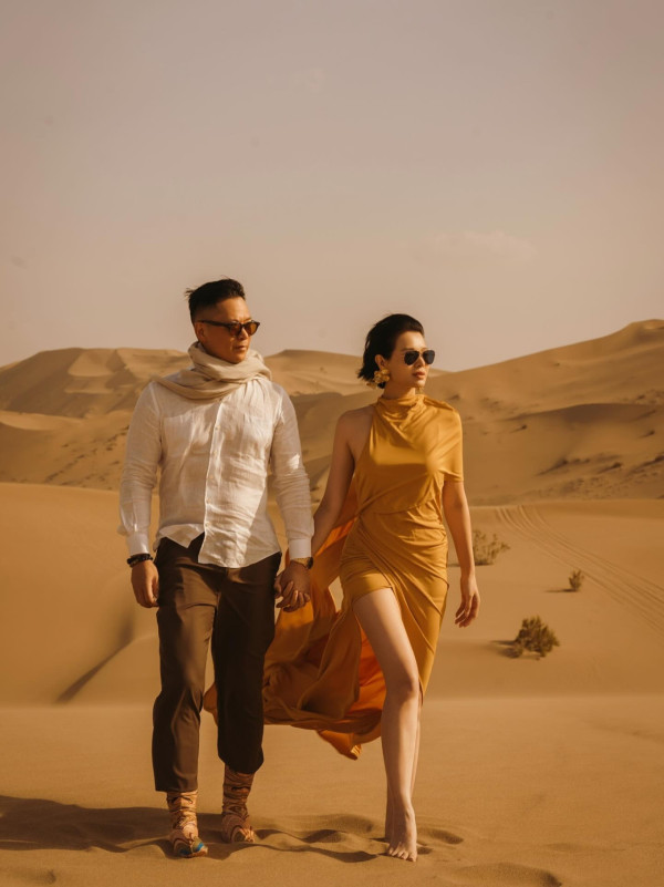 胡杏兒赤腳遊敦煌大曬長腿!與老公手拖手漫步沙漠勁恩愛