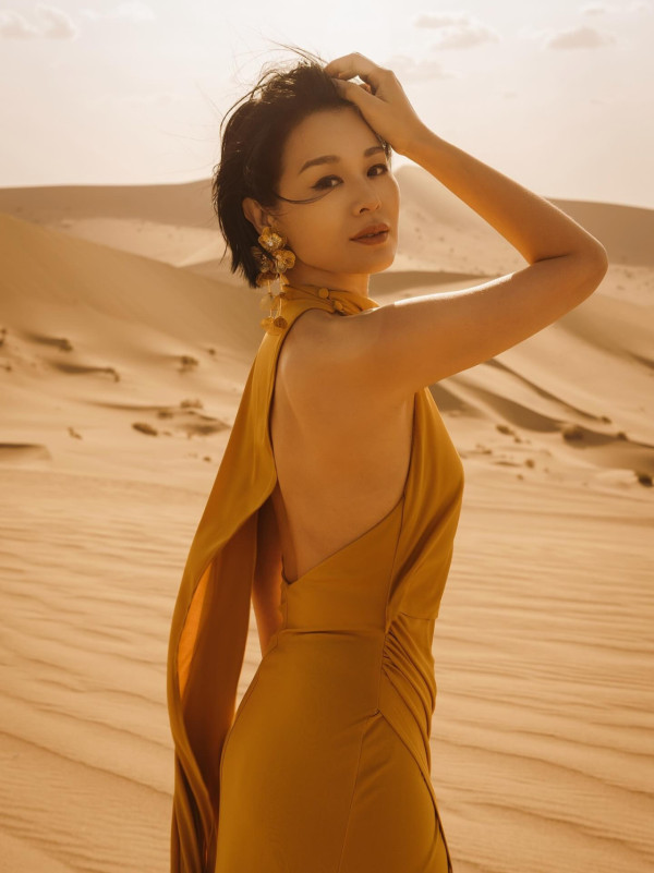 胡杏兒赤腳遊敦煌大曬長腿!與老公手拖手漫步沙漠勁恩愛