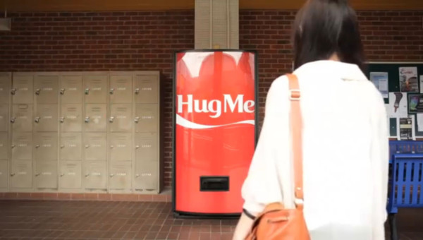 可口可樂推出「Hug Me擁抱機」紅遍校園 非一般汽水機用一個擁抱換一瓶免費可樂