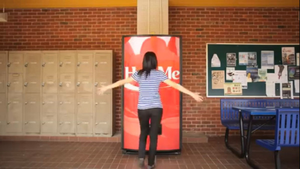 可口可樂推出「Hug Me擁抱機」紅遍校園 非一般汽水機用一個擁抱換一瓶免費可樂