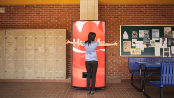 可口可樂推出「Hug Me擁抱機」紅遍校園 非一般汽水機用一個擁抱換一瓶免費可樂