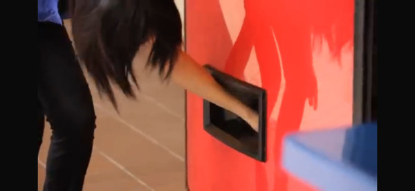 可口可樂推出「Hug Me擁抱機」紅遍校園 非一般汽水機用一個擁抱換一瓶免費可樂