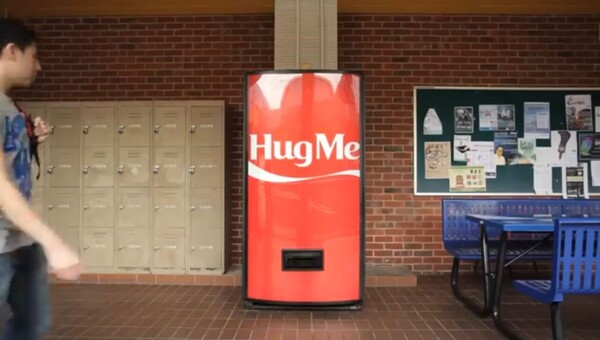 可口可樂推出「Hug Me擁抱機」紅遍校園 非一般汽水機用一個擁抱換一瓶免費可樂