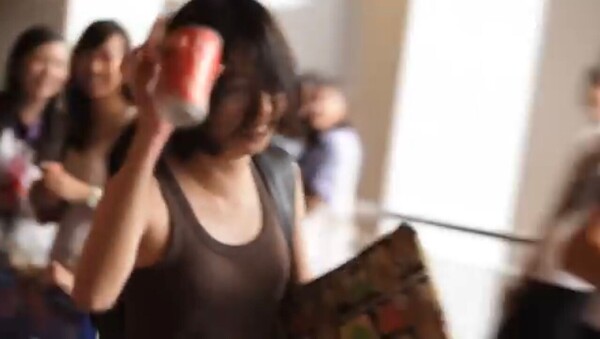 可口可樂推出「Hug Me擁抱機」紅遍校園 非一般汽水機用一個擁抱換一瓶免費可樂