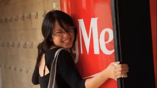 可口可樂推出「Hug Me擁抱機」紅遍校園 非一般汽水機用一個擁抱換一瓶免費可樂