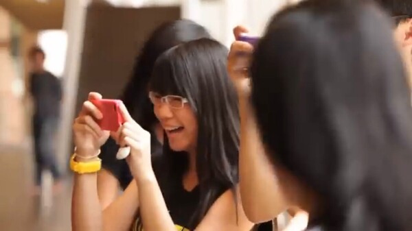 可口可樂推出「Hug Me擁抱機」紅遍校園 非一般汽水機用一個擁抱換一瓶免費可樂