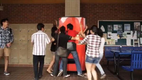 可口可樂推出「Hug Me擁抱機」紅遍校園 非一般汽水機用一個擁抱換一瓶免費可樂