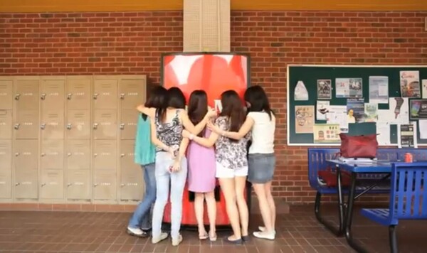 可口可樂推出「Hug Me擁抱機」紅遍校園 非一般汽水機用一個擁抱換一瓶免費可樂
