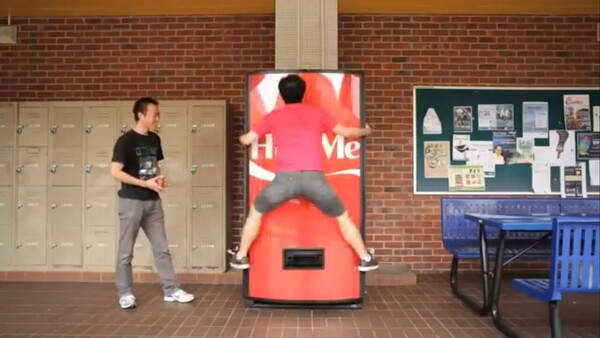 可口可樂推出「Hug Me擁抱機」紅遍校園 非一般汽水機用一個擁抱換一瓶免費可樂