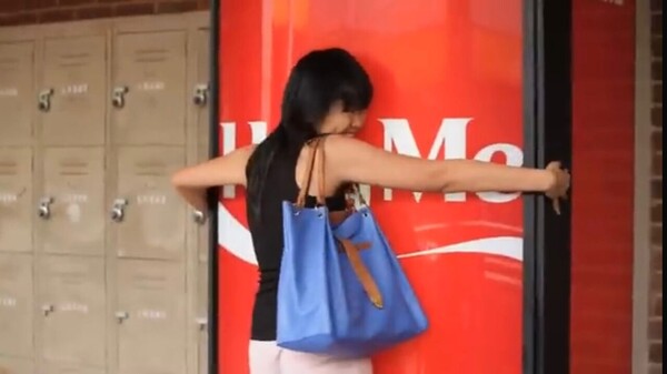 可口可樂推出「Hug Me擁抱機」紅遍校園 非一般汽水機用一個擁抱換一瓶免費可樂