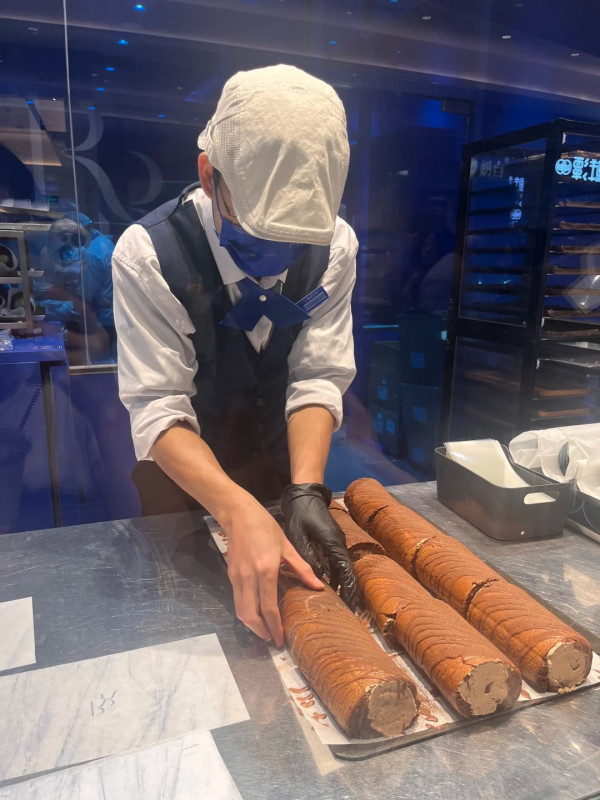 the Roll'ING瑞士卷的一大賣點是現場純手工製作的（圖片來源：小紅書@奇多多逛吃逛吃）