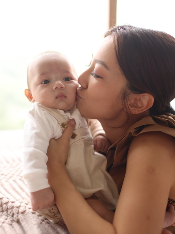 何雁詩3歲天使仔仔對肌膚接觸敏感 親揭睡夢中牽手成母子感動瞬間