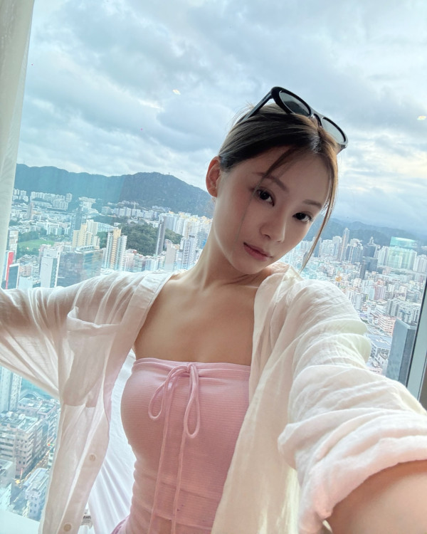 葉蒨文晒性感泳衣照心口邪惡開大窿 胸形畢露驚艷網民：GM會呷醋！