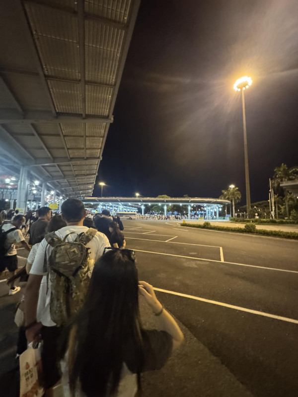 深圳灣口岸假日逼爆！吳業坤內地返港排足一個鐘的士 直言：以後唔會星期日返香港 