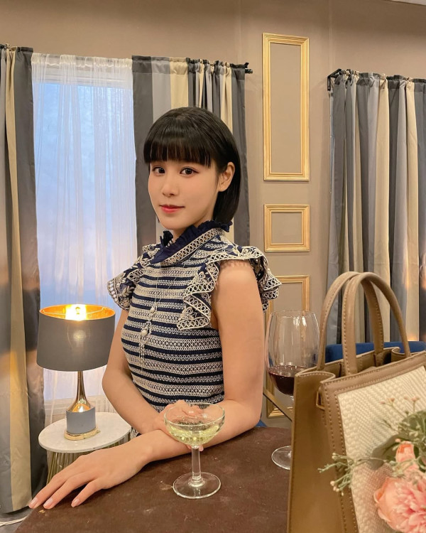 古佩玲疑似第N度進化臉部明顯僵硬 床上寫真擠事業線驚變BY2「膠面」？