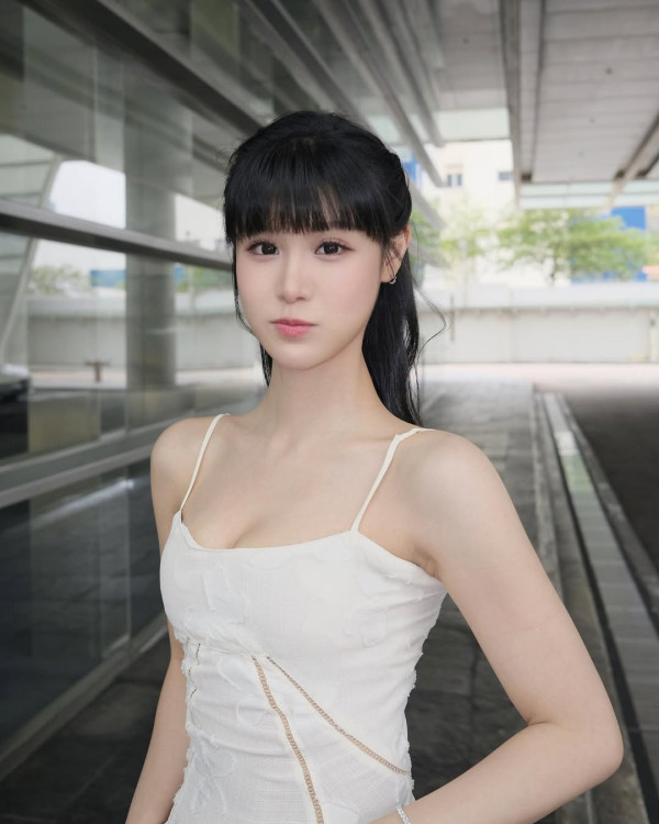 古佩玲疑似第N度進化臉部明顯僵硬 床上寫真擠事業線驚變BY2「膠面」？