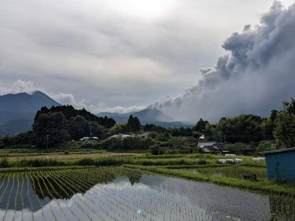 有片｜日本九州新燃岳火山相隔7年再度噴發 火山灰覆蓋宮崎縣 當局發二級警戒 