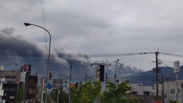 有片｜日本九州新燃岳火山相隔7年再度噴發 火山灰覆蓋宮崎縣 當局發二級警戒 