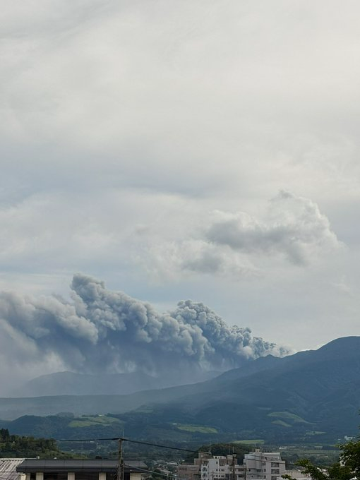 有片｜日本九州新燃岳火山相隔7年再度噴發 火山灰覆蓋宮崎縣 當局發二級警戒 