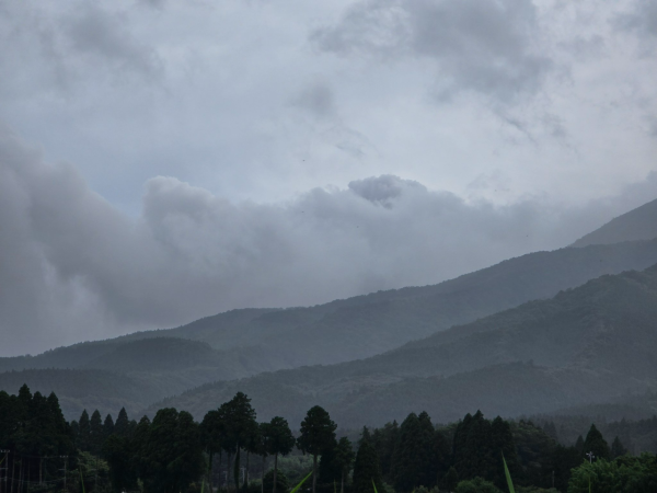 有片｜日本九州新燃岳火山相隔7年再度噴發 火山灰覆蓋宮崎縣 當局發二級警戒 