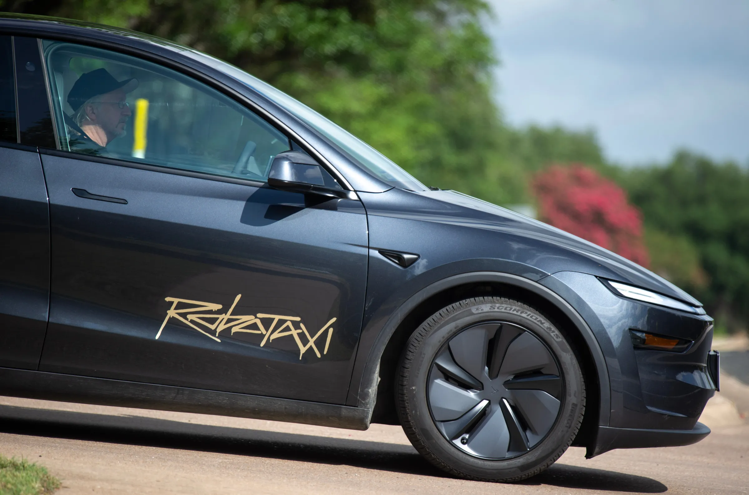Tesla Robotaxi正式上路 4.2美元體驗無人駕駛 蘿蔔快跑有勁敵！？
