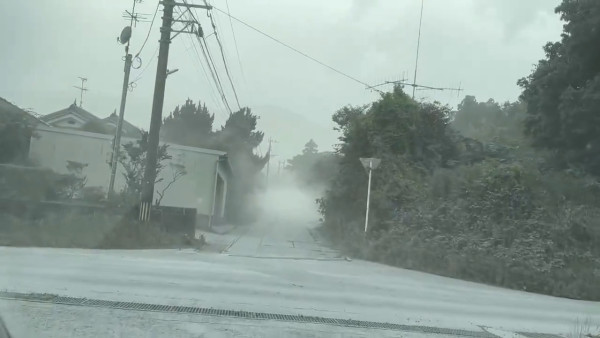 有片｜日本九州新燃岳火山相隔7年再度噴發 火山灰覆蓋宮崎縣 當局發二級警戒 