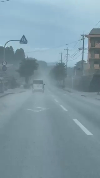 有片｜日本九州新燃岳火山相隔7年再度噴發 火山灰覆蓋宮崎縣 當局發二級警戒 