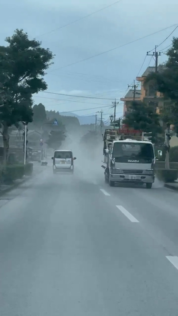 有片｜日本九州新燃岳火山相隔7年再度噴發 火山灰覆蓋宮崎縣 當局發二級警戒 
