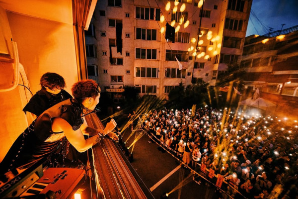 住宅區辦演唱會?韓國樂隊破天荒將公寓露台化身搖滾舞台 粉絲近距離欣賞氣氛正過紅館!