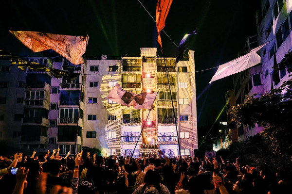 住宅區辦演唱會?韓國樂隊破天荒將公寓露台化身搖滾舞台 粉絲近距離欣賞氣氛正過紅館!