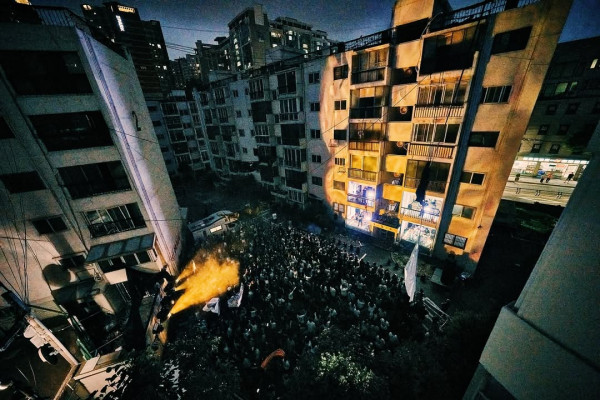 住宅區辦演唱會?韓國樂隊破天荒將公寓露台化身搖滾舞台 粉絲近距離欣賞氣氛正過紅館!