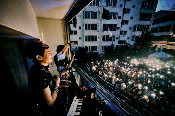 住宅區辦演唱會?韓國樂隊破天荒將公寓露台化身搖滾舞台 粉絲近距離欣賞氣氛正過紅館!