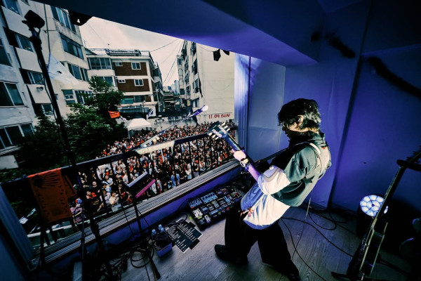 住宅區辦演唱會?韓國樂隊破天荒將公寓露台化身搖滾舞台 粉絲近距離欣賞氣氛正過紅館!