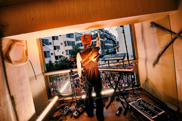 住宅區辦演唱會?韓國樂隊破天荒將公寓露台化身搖滾舞台 粉絲近距離欣賞氣氛正過紅館!