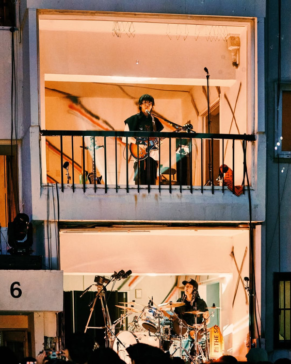 住宅區辦演唱會?韓國樂隊破天荒將公寓露台化身搖滾舞台 粉絲近距離欣賞氣氛正過紅館!