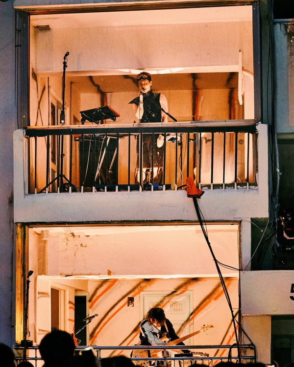 住宅區辦演唱會?韓國樂隊破天荒將公寓露台化身搖滾舞台 粉絲近距離欣賞氣氛正過紅館!