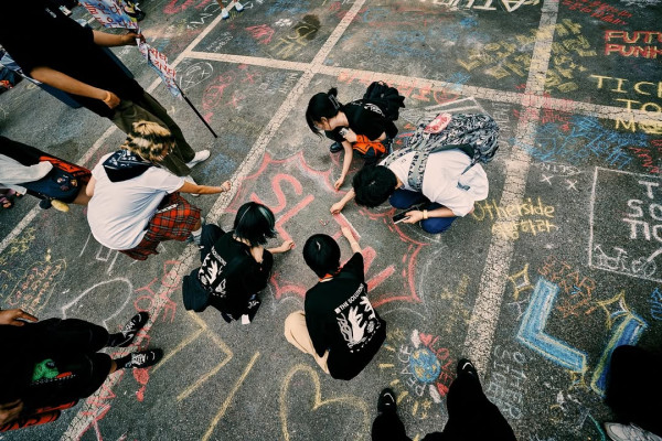 住宅區辦演唱會?韓國樂隊破天荒將公寓露台化身搖滾舞台 粉絲近距離欣賞氣氛正過紅館!