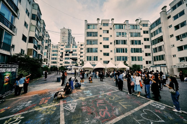 住宅區辦演唱會?韓國樂隊破天荒將公寓露台化身搖滾舞台 粉絲近距離欣賞氣氛正過紅館!