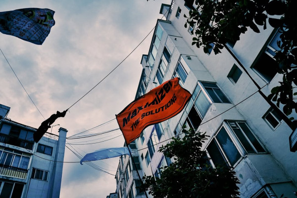 住宅區辦演唱會?韓國樂隊破天荒將公寓露台化身搖滾舞台 粉絲近距離欣賞氣氛正過紅館!