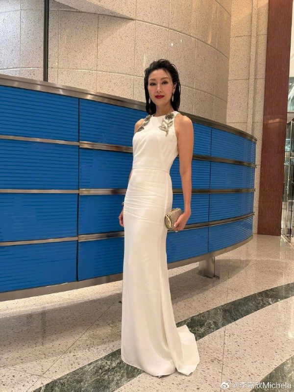 「最美港姐」尖沙咀狂掃四大袋愛馬仕戰利品 豪門闊太著街坊裝入名店反差極大 