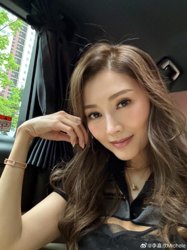 「最美港姐」尖沙咀狂掃四大袋愛馬仕戰利品 豪門闊太著街坊裝入名店反差極大 