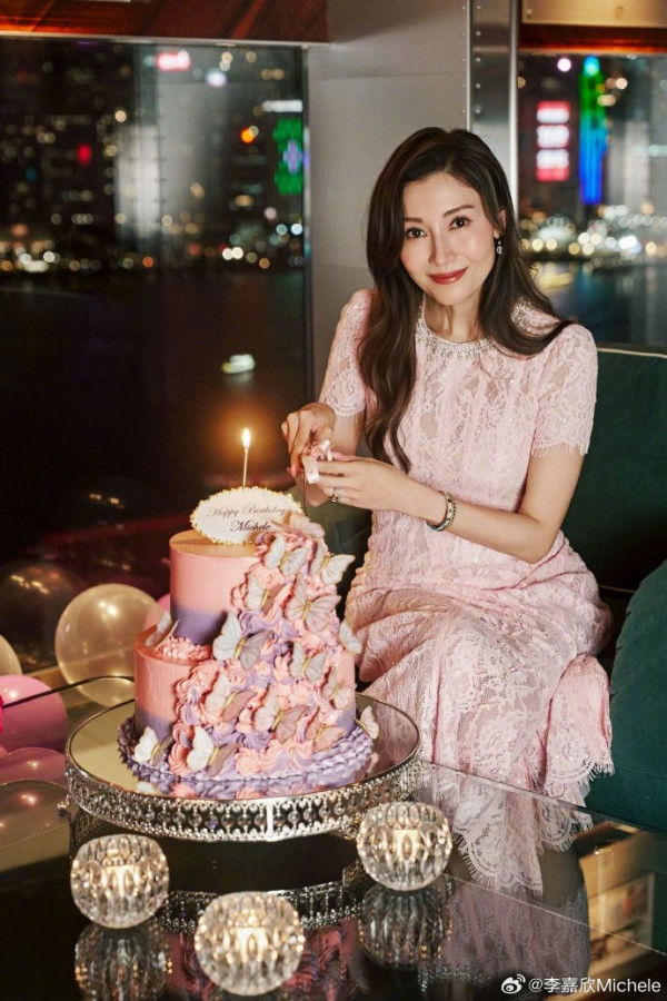 「最美港姐」尖沙咀狂掃四大袋愛馬仕戰利品 豪門闊太著街坊裝入名店反差極大 