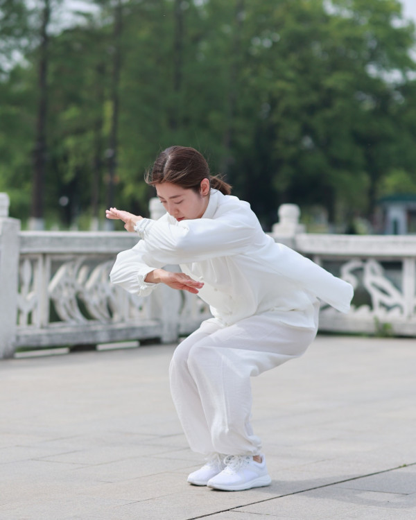 養生之旅湖北篇｜陳自瑤拍旅遊節目重遊武當山 曬10年前對比圖！凍齡美貌被讚越嚟越後生 