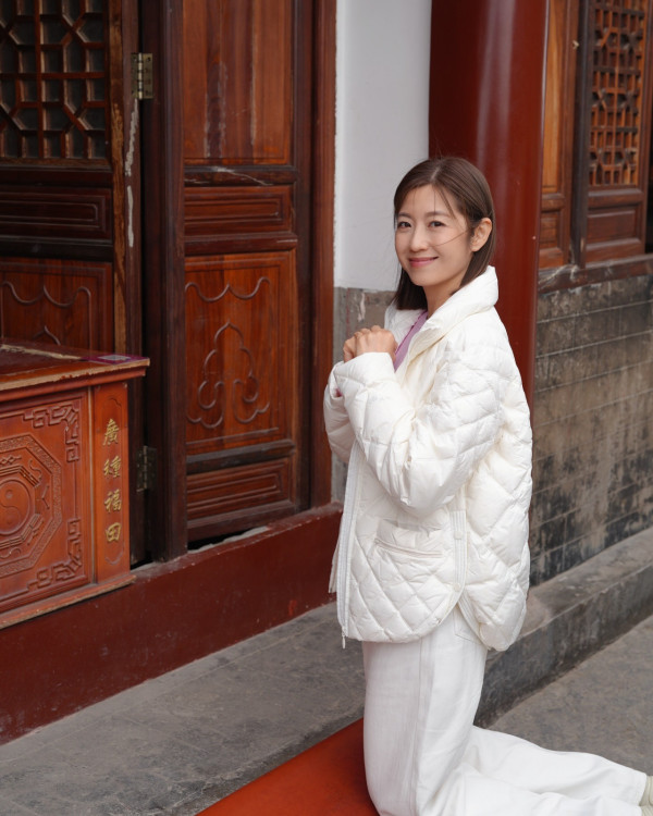 養生之旅湖北篇｜陳自瑤拍旅遊節目重遊武當山 曬10年前對比圖！凍齡美貌被讚越嚟越後生 